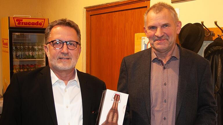 Bürgermeister Thomas Reichert (links) ehrte in der Stadtratssitzung am Dienstagabend Thomas Wolf für dessen 25-jähriges Dienstjubiläum. Bürgermeister Thomas Reichert (links) ehrte in der Stadtratssitzung am Dienstagabend Thomas Wolf für dessen 25-jähriges Dienstjubiläum.
