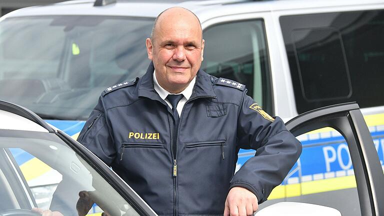 Der Leiter der Polizeiinspektion Ochsenfurt, Christian Schulz, rechnet damit, dass Künstliche Intelligenz und der Einsatz von Drohnen die Polizeiarbeit gerade auf dem Land verändern werden. Der Leiter der Polizeiinspektion Ochsenfurt, Christian Schulz, rechnet damit, dass Künstliche Intelligenz und der Einsatz von Drohnen die Polizeiarbeit gerade auf dem Land verändern werden.