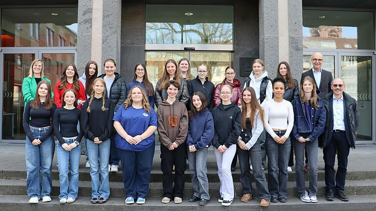 Schülerinnen der 11. Jahrgangsstufe des St.-Ursula-Gymnasiums beim Gruppenfoto vor dem Eingang der Regierung von Unterfranken zusammen mit (von links) Katharina Stöcker aus dem Sachgebiet Schulen, Regierungsvizepräsident Jochen Lange und Harald Retsch, St.-Ursula-Gymnasium Würzburg. Schülerinnen der 11. Jahrgangsstufe des St.-Ursula-Gymnasiums beim Gruppenfoto vor dem Eingang der Regierung von Unterfranken zusammen mit (von links) Katharina Stöcker aus dem Sachgebiet Schulen, Regierungsvizepräsident Jochen Lange und Harald Retsch, St.-Ursula-Gymnasium Würzburg.