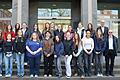 Schülerinnen der 11. Jahrgangsstufe des St.-Ursula-Gymnasiums  beim Gruppenfoto vor dem Eingang der Regierung von Unterfranken zusammen mit (von links) Katharina Stöcker aus dem Sachgebiet Schulen, Regierungsvizepräsident Jochen Lange und Harald Retsch, St.-Ursula-Gymnasium Würzburg.