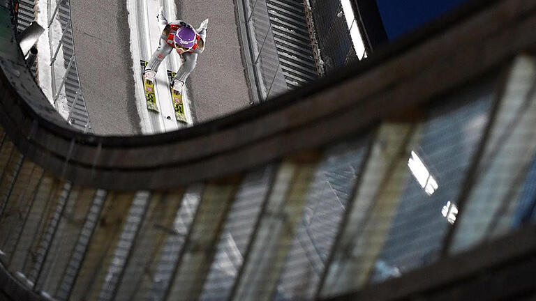 Silbersprünge       -  Andreas Wellinger landete Sprünge von 96,5 und 100 Metern. Foto: Hendrik Schmidt