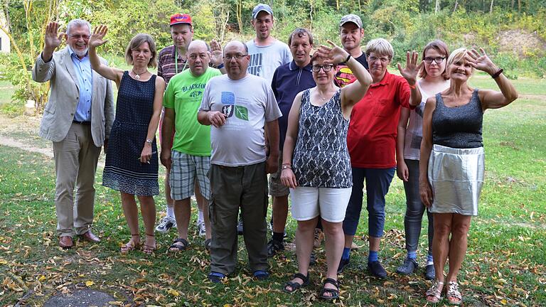 Herzlich willkommen: Im Salem-Dorf in Höchheim freut man sich immer über Besuch. Im Bild ein Teil der Dorfbewohner mit Salem-International-Geschäftsführer Gerhard Lipfert (links) und Einrichtungsleiterin Marianne Bär (Zweite von links). Herzlich willkommen: Im Salem-Dorf in Höchheim freut man sich immer über Besuch. Im Bild ein Teil der Dorfbewohner mit Salem-International-Geschäftsführer Gerhard Lipfert (links) und Einrichtungsleiterin Marianne Bär (Zweite von links).