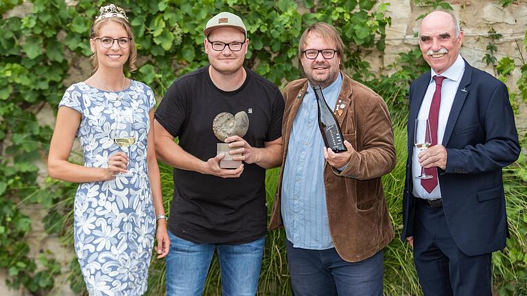 Gewinner der Kategorie 'Weiss & Struktur' - Cuvées & Holz, wurde der 2020 Wipfelder Zehntgraf Silvaner Qualitätswein vom Weingut Uwe Geßner, Garstadt. Gewinner der Kategorie 'Weiss & Struktur' - Cuvées & Holz, wurde der 2020 Wipfelder Zehntgraf Silvaner Qualitätswein vom Weingut Uwe Geßner, Garstadt.