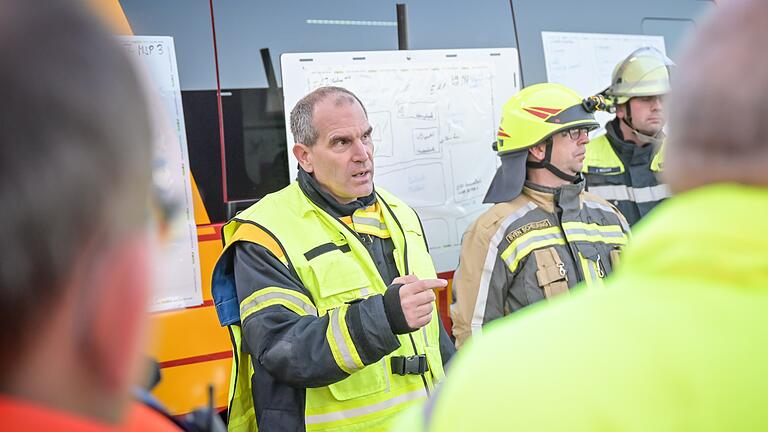 Stephan Brust, Kreisbrandinspektor im Bereich Karlstadt, leitete den Einsatz. Stephan Brust, Kreisbrandinspektor im Bereich Karlstadt, leitete den Einsatz.