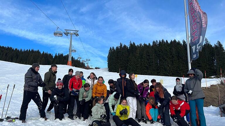 Jugendliche bei der Schneeballschlacht. - Jugendliche bei der Schneeballschlacht. Jugendliche bei der Schneeballschlacht. - Jugendliche bei der Schneeballschlacht.