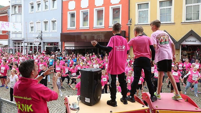 Pinklauf 2023 - Diese Beobachter auf der Spielplatz-Eisenbahn am Marktplatz konnten den Start nicht erwarten. Pinklauf 2023 - Diese Beobachter auf der Spielplatz-Eisenbahn am Marktplatz konnten den Start nicht erwarten.