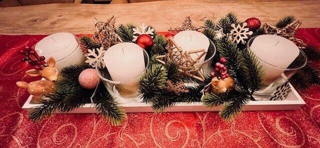 Auch die Geweihe der kleinen Figuren sind weihnachtlich geschmückt.