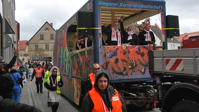 Viele Besucherinnen und Besucher waren zum diesjährigen Faschingszug durch Rimpar (Lkr. Würzburg) gekommen.