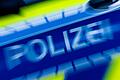 Einsatzwagen der Polizei       -  Die Polizei sucht nach zwei Männern. (Symbolbild)
