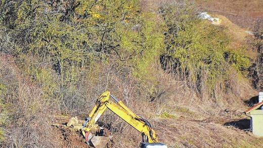 Viel Arbeit: Der Bagger legt Schaufel für Schaufel den Eingang zum Felsenkeller frei. Viel Arbeit: Der Bagger legt Schaufel für Schaufel den Eingang zum Felsenkeller frei.