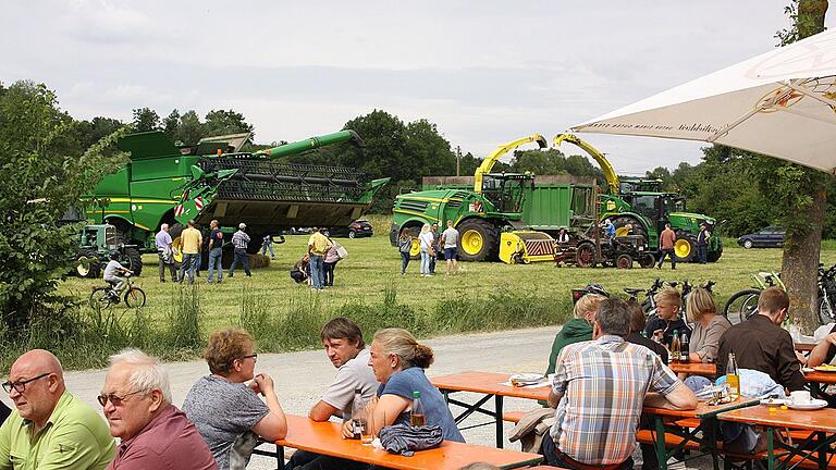 Die Landmaschinenausstellung früher und heute war eine Attraktion beim Hoffest zum 25. Jubiläum Bauernhof Wolf. Die Landmaschinenausstellung früher und heute war eine Attraktion beim Hoffest zum 25. Jubiläum Bauernhof Wolf.
