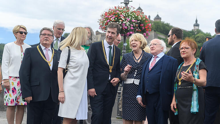 Daniel Peter       -  Der irische Staatspräsident Michael D. Higgins besucht am Freitag (05.07.19) mit seiner Frau Sabina Higgins die Würzburger Innenstadt. Ein Tross von Medienvertretern und Schaulustigen begleitet den Präsidenten bei seinem Spaziergang über die Alte Mainbrücke.