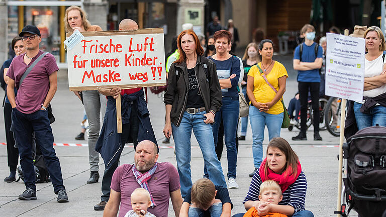 Rund 100 Personen von der Intitiative 'Eltern stehen auf' demonstrierten am Sonntag 06.09.20 am  Unteren Markt in Würzburg