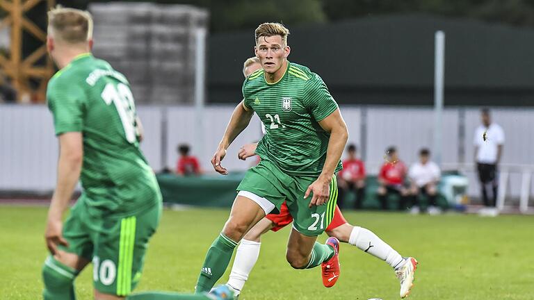 Athletisch sind sie, die Spieler der Bundeswehr-Nationalmannschaft. Beim Benefizspiel in Fulda unterlagen sie aber der verstärkten Osthessen-Auswahl der SG Barockstadt mit 1:3. Deren Stammteam ist gerade in die Regionalliga aufgestiegen.  Foto: Ke...       -  Athletisch sind sie, die Spieler der Bundeswehr-Nationalmannschaft. Beim Benefizspiel in Fulda unterlagen sie aber der verstärkten Osthessen-Auswahl der SG Barockstadt mit 1:3. Deren Stammteam ist gerade in die Regionalliga aufgestiegen.  Foto: Kevin Kremer
