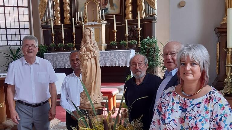 Madonna mit dem Jesuskind aus der Riemenschneiderwerkstatt (von links): Heinz Dorsch, Pater Wilson, Wolfgang Wieland, Heinz Haag und&nbsp; Bürgermeisterin Ruth Albrecht