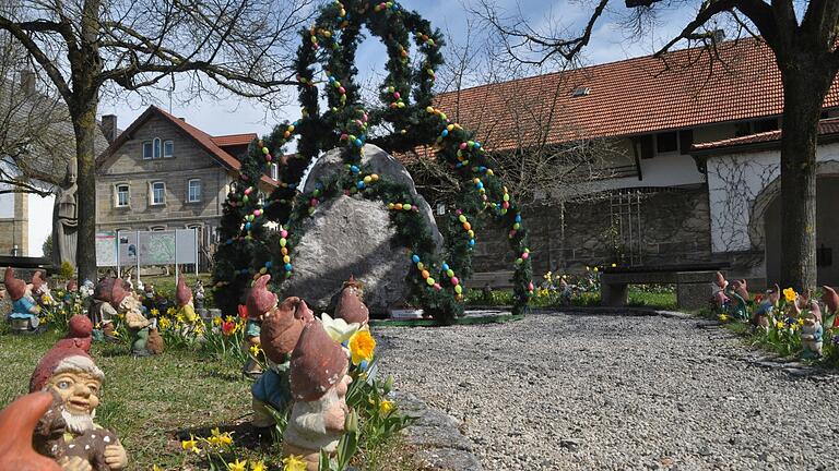 Gartenzwerge umrahmen die Osterkrone in Pfarrweisach.