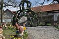 Gartenzwerge umrahmen die Osterkrone in Pfarrweisach.