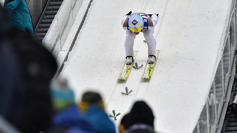 Kamil Stoch       -  Der Pole Kamil Stoch verlor mit Rang vier in Innsbruck die Gesamtführung bei der Vierschanzentournee. Foto: Barbara Gindl