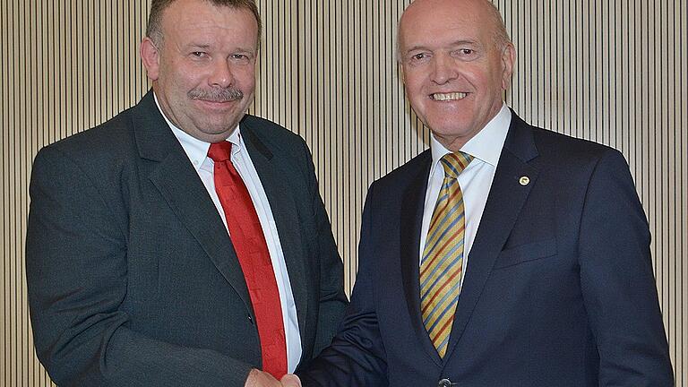Landrat Thomas Habermann, Vorsitzender des BRK Kreisverbandes Rhön-Grabfeld, stellte mit Ralf Baumeister den neuen BRK-Kreisgeschäftsführer vor. Landrat Thomas Habermann, Vorsitzender des BRK Kreisverbandes Rhön-Grabfeld, stellte mit Ralf Baumeister den neuen BRK-Kreisgeschäftsführer vor.