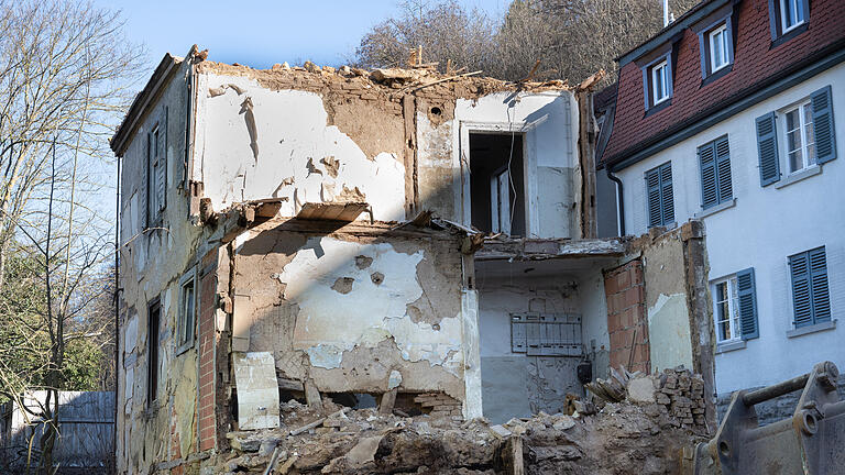 Der Abriss des &quot;Schmitts Mary Haus&quot; in Bad Neustadt im Zeitverlauf.
