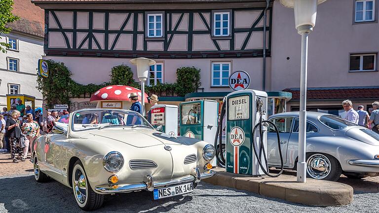 Auch in diesem Jahr wieder bei den Fladungen Classics dabei: die historische Tankstelle und (im Hintergrund) der Milchpilz-Kiosk. Auch in diesem Jahr wieder bei den Fladungen Classics dabei: die historische Tankstelle und (im Hintergrund) der Milchpilz-Kiosk.