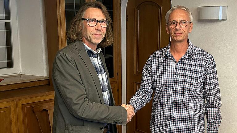 Neu im Abtswinder Gemeinderat ist Roland Huscher (rechts), hier gemeinsam mit Bürgermeister Jürgen Schulz bei seiner Vereidigung.