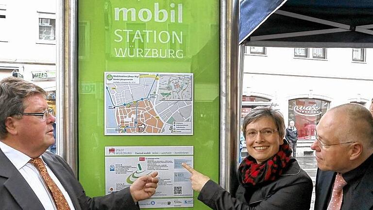Da steht alles drauf:  Von links Bürgermeister Adolf Bauer, Kornelia Hock von der WVV und Umweltreferent Wolfgang Kleiner bei der Eröffnung der Mobilstation &bdquo;Ulmer Hof&ldquo;.