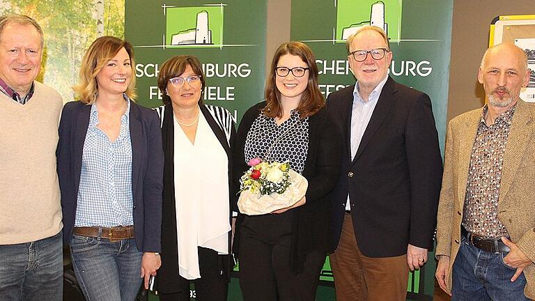 Sehen gute Perspektiven für die Festspiele in Gemünden (von links): Fördervereinsvorsitzender Helmut Kraft, Geschäftsführerin Julia Kiefer, Stellvertretende Vorsitzende Festspielverein, Manuela Rubenbauer, scheidende Geschäftsführerin Friederike Möbus,Vorsitzender Festspielverein, Hans Michelbach sowie Intendant und Künstlerischer Leiter Peter Cahn.