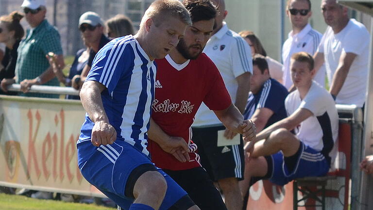 Fußball Kreisliga Würzburg 2, TSV Lohr - FC Blau-Weiß Leinach am Sonntag, 16. September 2018: links Julian Diener (Leinach), rechts Dominik Mann (Lohr)