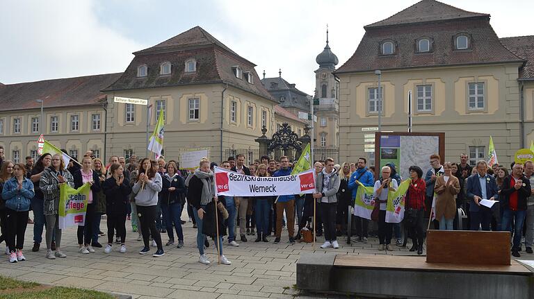 Bessere Bedingungen für Pflegende: Dies forderten im September Beschäftigte des psychiatrischen Krankenhauses Werneck bei einer Demonstration der Gewerkschaft Ver.di.&nbsp;