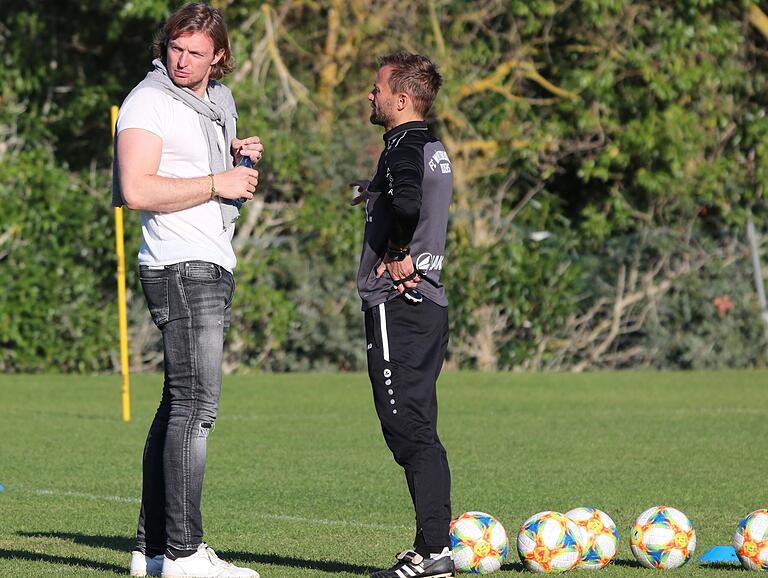 Kickers-Coach Michael Schiele im Austausch mit Vorstandschef Daniel Sauer auf dem Trainingsplatz&nbsp; in Novo Sancti Petri.