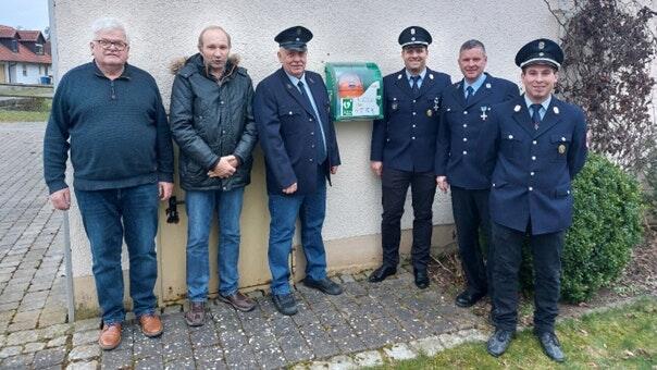 &nbsp;Über den neuen Defibrillator freuen sich (von links): Vereinsvorsitzender Eberhard Vogel, Zweiter Vorsitzender Georg Vogt, Kassier Oskar Neuner, Kommandant Christian Menzel, Ortssprecher Christian Vogel, Zweiter Kommandant Thorsten Schmitt.