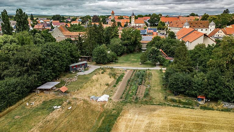 Der Bauernhofkindergarten liegt im Zentrum von Giebelstadt – und gleichzeitig mitten in der Natur.