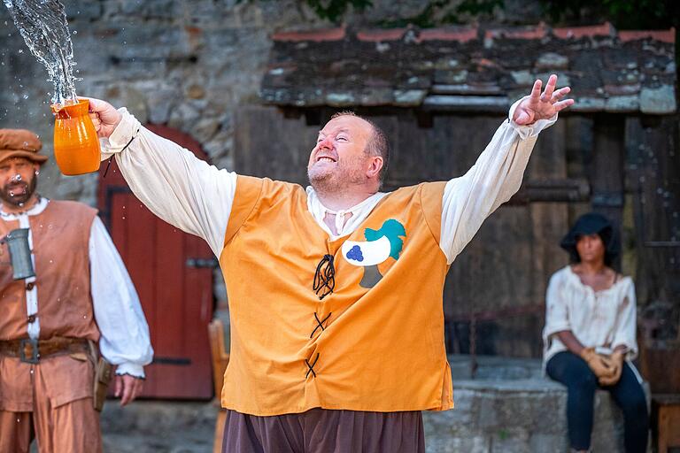 Der weinselige Kellermeister des Bischofs brachte das Publikum an der Premiere von 'Der Herr des Zorns' das ein oder andere Mal zum Schmunzeln. Der weinselige Kellermeister des Bischofs brachte das Publikum an der Premiere von 'Der Herr des Zorns' das ein oder andere Mal zum Schmunzeln.
