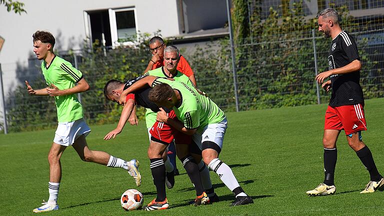 Die Spiele der Kreisklasse Rhön       -  Gerangel um den Ball mit dem Bad Brückenauer Jens Kleinheinz und dem Ramsthaler Matthias Mock (grünes Trikot).