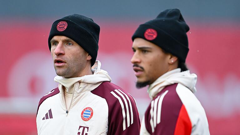 Training FC Bayern München       -  Bayern-Zukunft offen: Thomas Müller (l) und Leroy Sané.