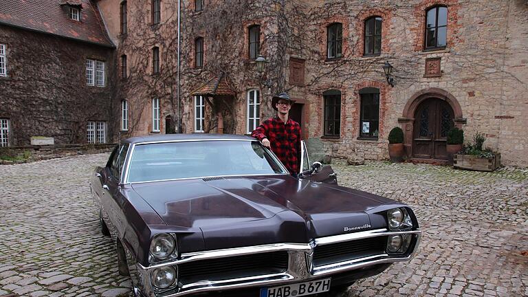 Bis heute hat der Pontiac-Bonneville seine Original-Lackierung, hier steht er im Innenhof von Schloss Saaleck. Fotos: Ralf Ruppert       -  Bis heute hat der Pontiac-Bonneville seine Original-Lackierung, hier steht er im Innenhof von Schloss Saaleck. Fotos: Ralf Ruppert