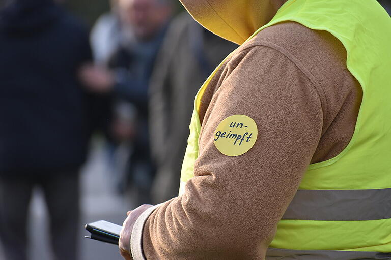 Mit gelben Punkten demonstrierten Impfgegner im Oktober 2021 in Würzburg. Mit gelben Punkten demonstrierten Impfgegner im Oktober 2021 in Würzburg.