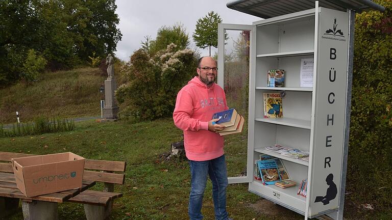 Büchereileiter Steffen Braun bestückt erstmals den wetterfesten Bücherschrank an der Schallfelder Steige. Büchereileiter Steffen Braun bestückt erstmals den wetterfesten Bücherschrank an der Schallfelder Steige.
