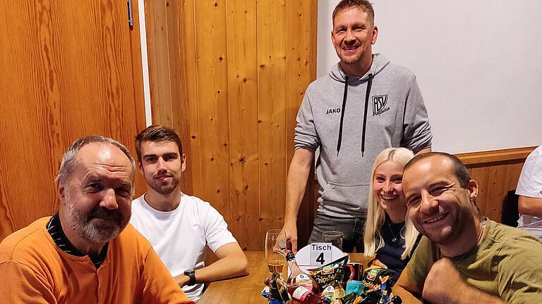 Quizabend in Hofstetten, der Siegertisch (von links): Hans Heilgenthal, Louis Werberich, Christian Keller (Quizmaster, 1. Vorstand), Zoe-Marie Fasel, Philipp Heilgenthal.&nbsp;