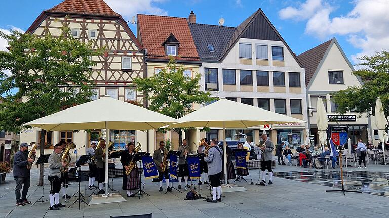 Frickenhäuser Musikanten beim Standkonzert in Mellrichstadt.