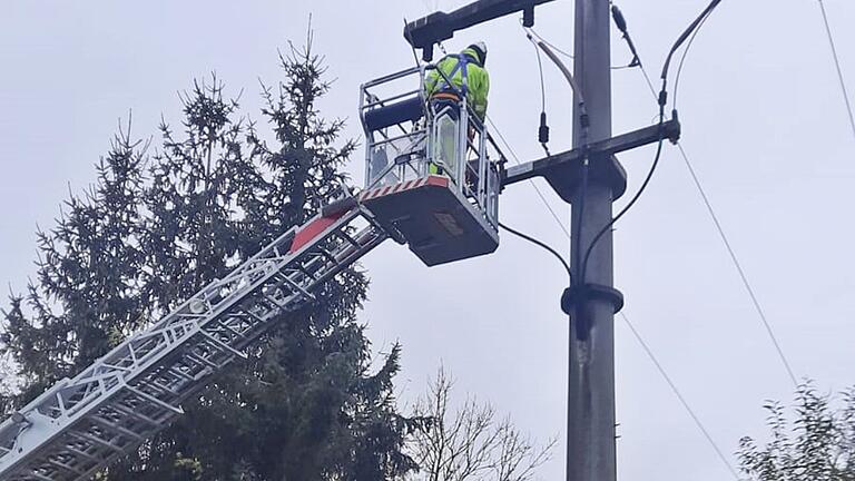 Beim Brand an einem Strommast in Sulzfeld musste die Leitung repariert werden. Beim Brand an einem Strommast in Sulzfeld musste die Leitung repariert werden.