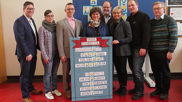 Schulamtsdirektorin Karin Auth führte Alexander Obert als Konrektor der Sinngrund- Grund- und Mittelschule Burgsinn ein. Von links: Schulleiter Michael Meisenzahl, Michaela und Alexander Obert, Schulrätin Karin Auth sowie die Bürgermeister Wolfgang Küber, Zita Baur, Robert Herold und Peter Paul. Schulamtsdirektorin Karin Auth führte Alexander Obert als Konrektor der Sinngrund- Grund- und Mittelschule Burgsinn ein. Von links: Schulleiter Michael Meisenzahl, Michaela und Alexander Obert, Schulrätin Karin Auth sowie die Bürgermeister Wolfgang Küber, Zita Baur, Robert Herold und Peter Paul.