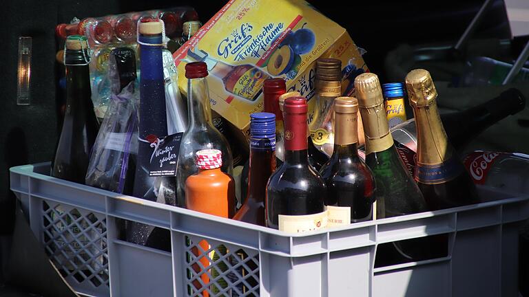 Getränkehandel Pohl im Lohrer Industriegebiet: Eine der drei Abgabestellen für Alkoholika, die die Brennerei Staab in Partenstein zu reinem Alkohol für Desinfektionsmittel verarbeitet. In vier Stunden wurden am ersten Tag (Samstag) 30 bis 40 Liter abgegeben.