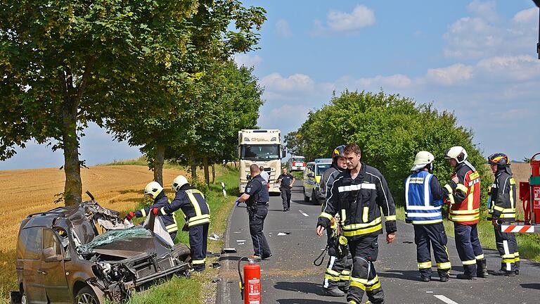 Aus bislang ungeklärter Ursache ist am Freitagnachmittag ein 52-Jähriger aus Thüringen auf der Kreisstraße von Alsleben nach Gompertshausen gegen zwei Bäume gefahren. Dabei wurde er tödlich verletzt. Aus bislang ungeklärter Ursache ist am Freitagnachmittag ein 52-Jähriger aus Thüringen auf der Kreisstraße von Alsleben nach Gompertshausen gegen zwei Bäume gefahren. Dabei wurde er tödlich verletzt.