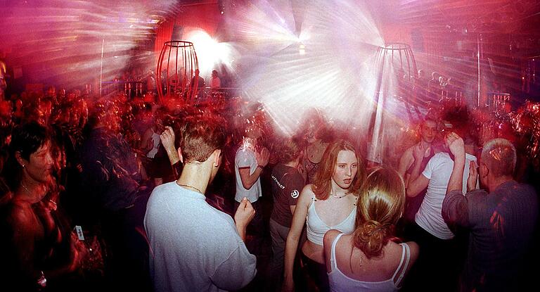 Mit dem Sound von 20 000 Watt: Kurz vor Weihnachten 1999 öffnete die Großraum-Disco Capitol im Mainfrankenpark. Neben der Disco standen drei weitere Clubs mit Soul-, Rock- oder Schlagermusik zur Verfügung. Daneben gab es noch ein Bistro, ein Game-Center und ein Atrium, in dem man Cocktails schlürfen und sich unterhalten konnte. Mit dem Sound von 20 000 Watt: Kurz vor Weihnachten 1999 öffnete die Großraum-Disco Capitol im Mainfrankenpark. Neben der Disco standen drei weitere Clubs mit Soul-, Rock- oder Schlagermusik zur Verfügung. Daneben gab es noch ein Bistro, ein Game-Center und ein Atrium, in dem man Cocktails schlürfen und sich unterhalten konnte.