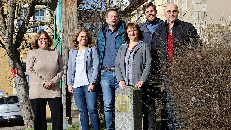 Die neue Vorstandschaft vor dem Kilometerstein '950 km bis ins Val d’Odon' vor dem Rathaus in Gaukönigshofen. Im Bild (von links): Beisitzerin Anett Dymalla, Schriftführerin Stefanie Kernwein, Kassier Thomas Gerner, 2. Vorsitzende Maria Englert, 1. Vorsitzender Frederik Stier, Beisitzer Emil Korbmann. Nicht im Bild Beisitzerin Brigitte Melber.