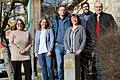 Die neue Vorstandschaft vor dem Kilometerstein '950 km bis ins Val d’Odon' vor dem Rathaus in Gaukönigshofen. Im Bild (von links): Beisitzerin Anett Dymalla, Schriftführerin Stefanie Kernwein, Kassier Thomas Gerner, 2. Vorsitzende Maria Englert, 1. Vorsitzender Frederik Stier, Beisitzer Emil Korbmann. Nicht im Bild Beisitzerin Brigitte Melber.