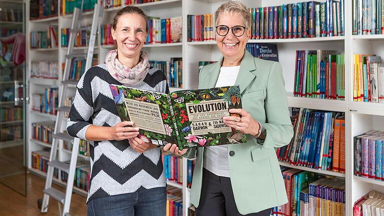 Die Pressesprecherin des Arena-Verlags, Angelika Heunisch-Wolf, und Geschäftsführerin Alexandra Schönleben vor den Regalen des Verlagsarchivs in Würzburg.&nbsp;