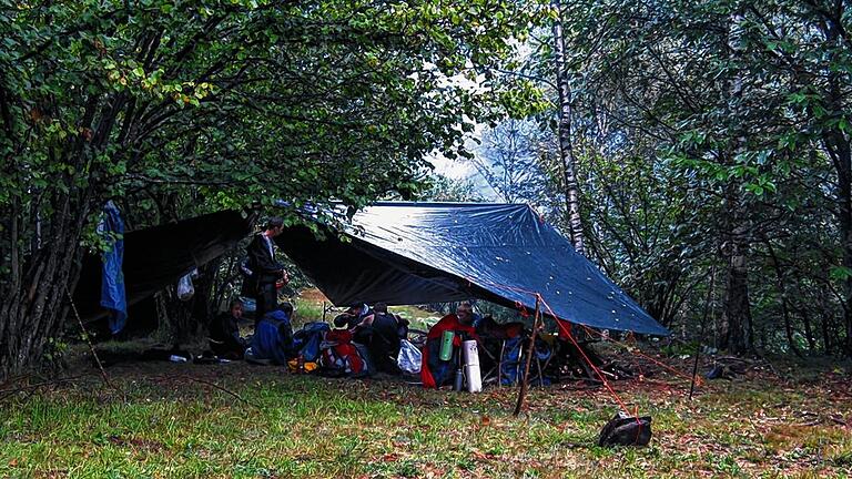 Statt Zelt ein Tarp: Einfach tut's auch, sogar im strömenden Regen.